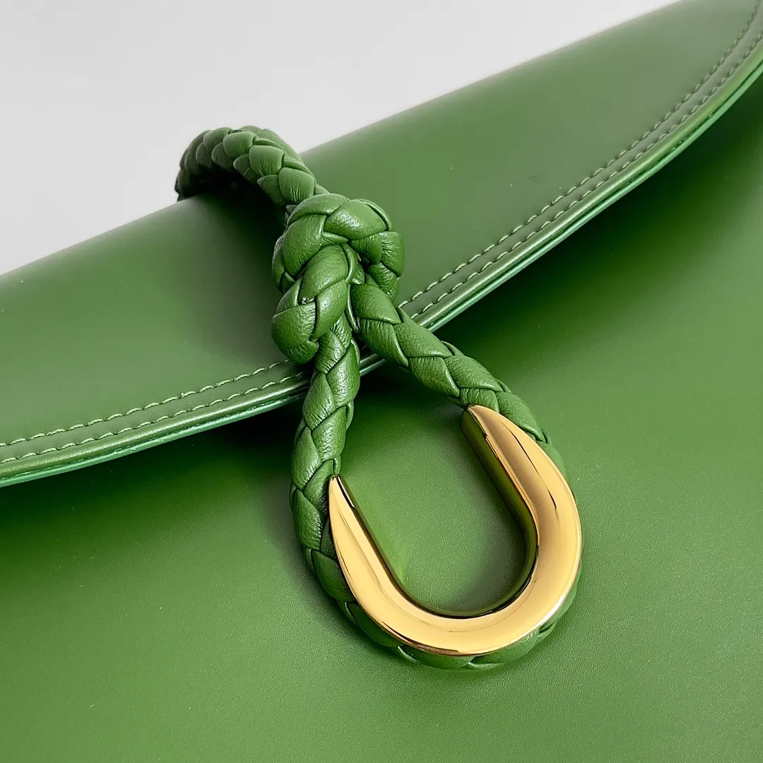 Batch 1680 Inspired by the 1970s, the Bottega Veneta women's logo shoulder bag has a smooth leather surface that brings a clean and handsome feel, just like the neatness and tenacity of a working woman. The front buckle is made of high-quality hardware pendant, the overall retro elegance, and the excellent leather feels soft. This Bottega Veneta series can be described as beautiful, weakening the complexity of the outfit, not competing for it, and only using the best quality to interpret itself. Style number: 806034 (large size) Size: 30*20*8cm
